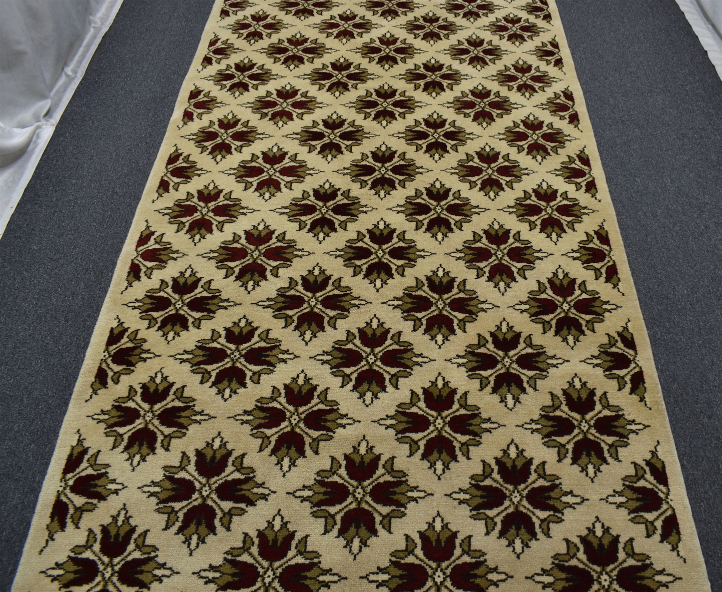 Yeni El Dokuma Nadir Karacahisar Güllü Çiçekli Yün Halı 5475