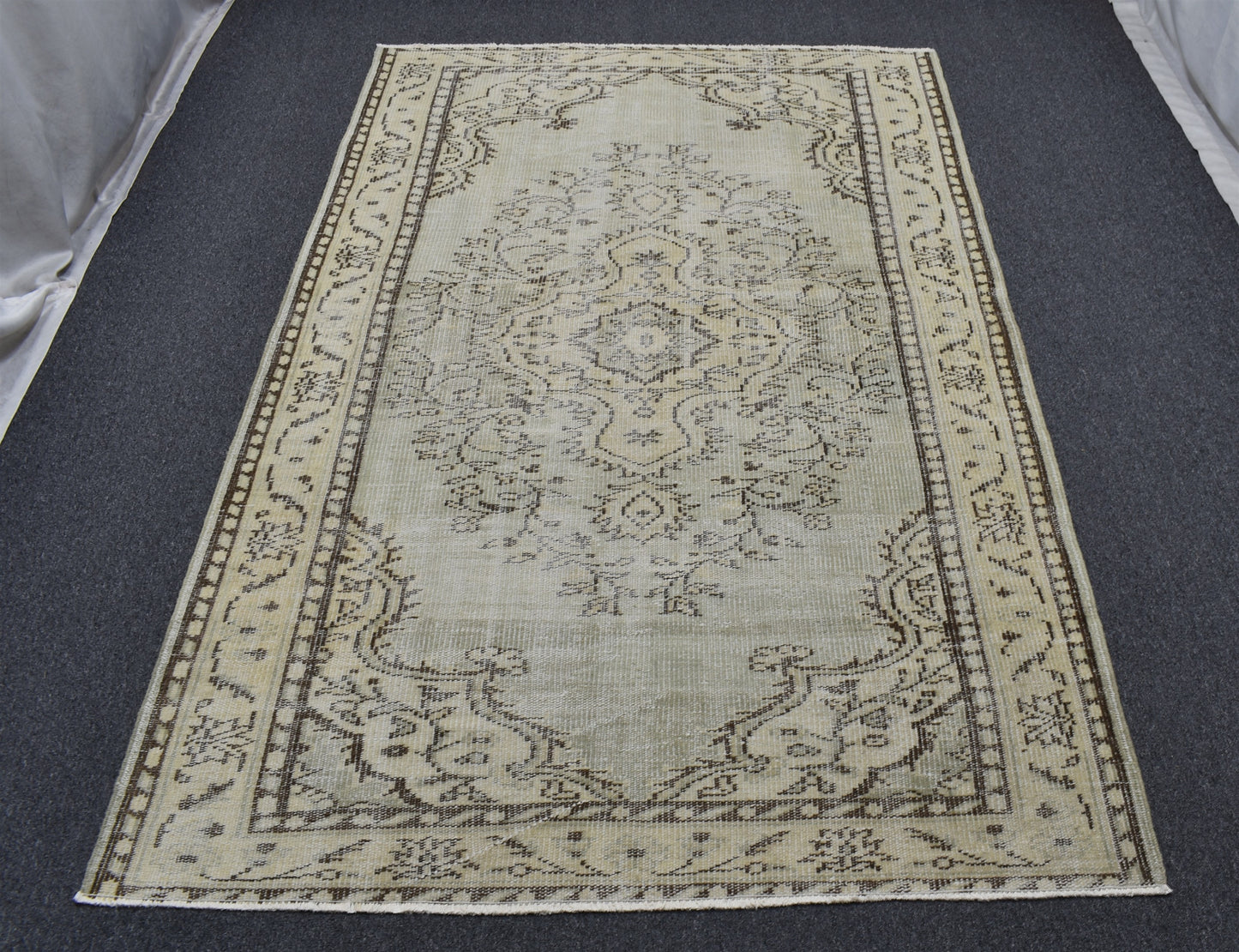 Vintage El Dokuma Eskitme Göbekli Yün Salon Halısı 5478