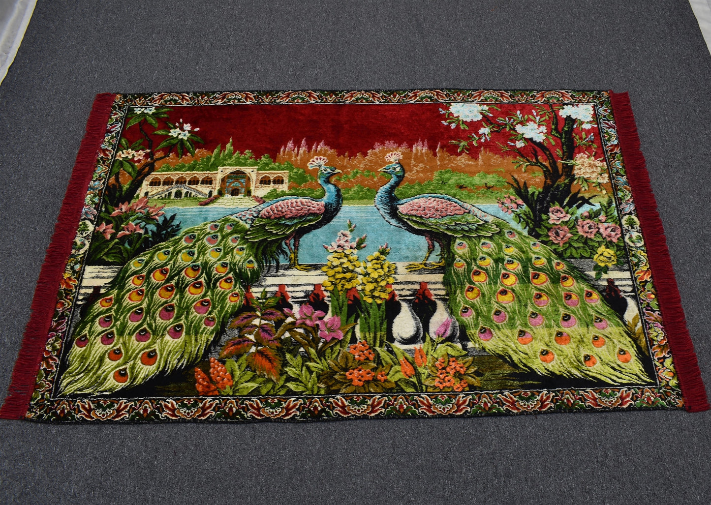 Yeni Malikane Tasvirli Tavus Kuşlu Sülünlü Temalı Kırmızı Duvar Halısı 5614