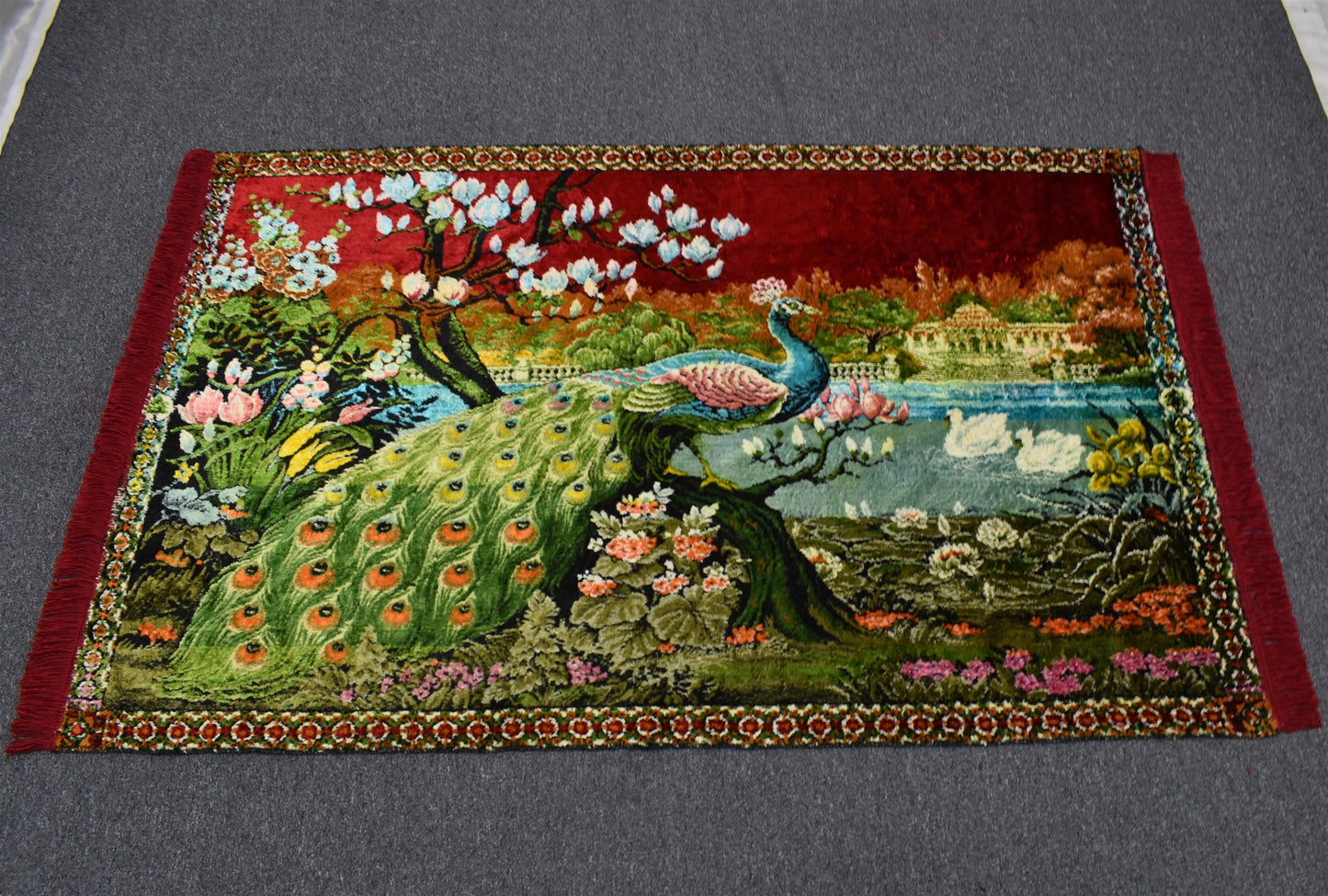 Yeni Kırmızı Malikane Tasvirli Tavus Kuşlu Sülünlü Temalı Duvar Halısı 5616