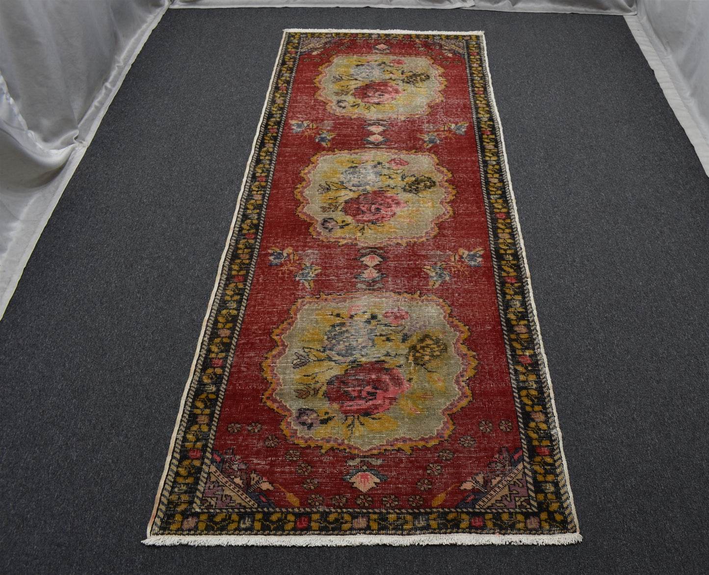 Vintage El Dokuma Nadir Karacahisar Güllü Çiçekli Yolluk Yün Halı 5645