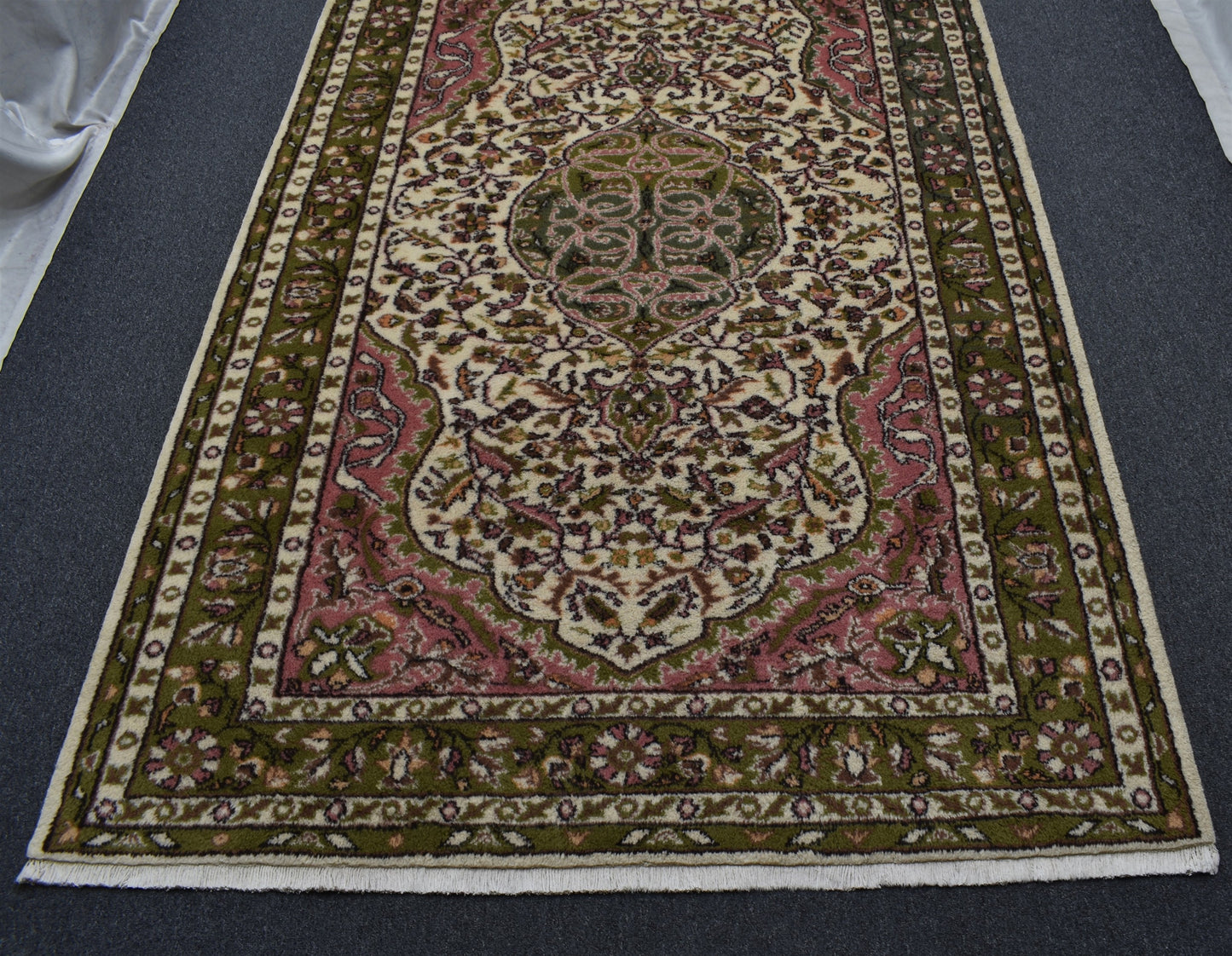 Yeni El Dokuma Nadide Göbekli Dallı Çiçekli Uşak Yün Salon Halısı 5662