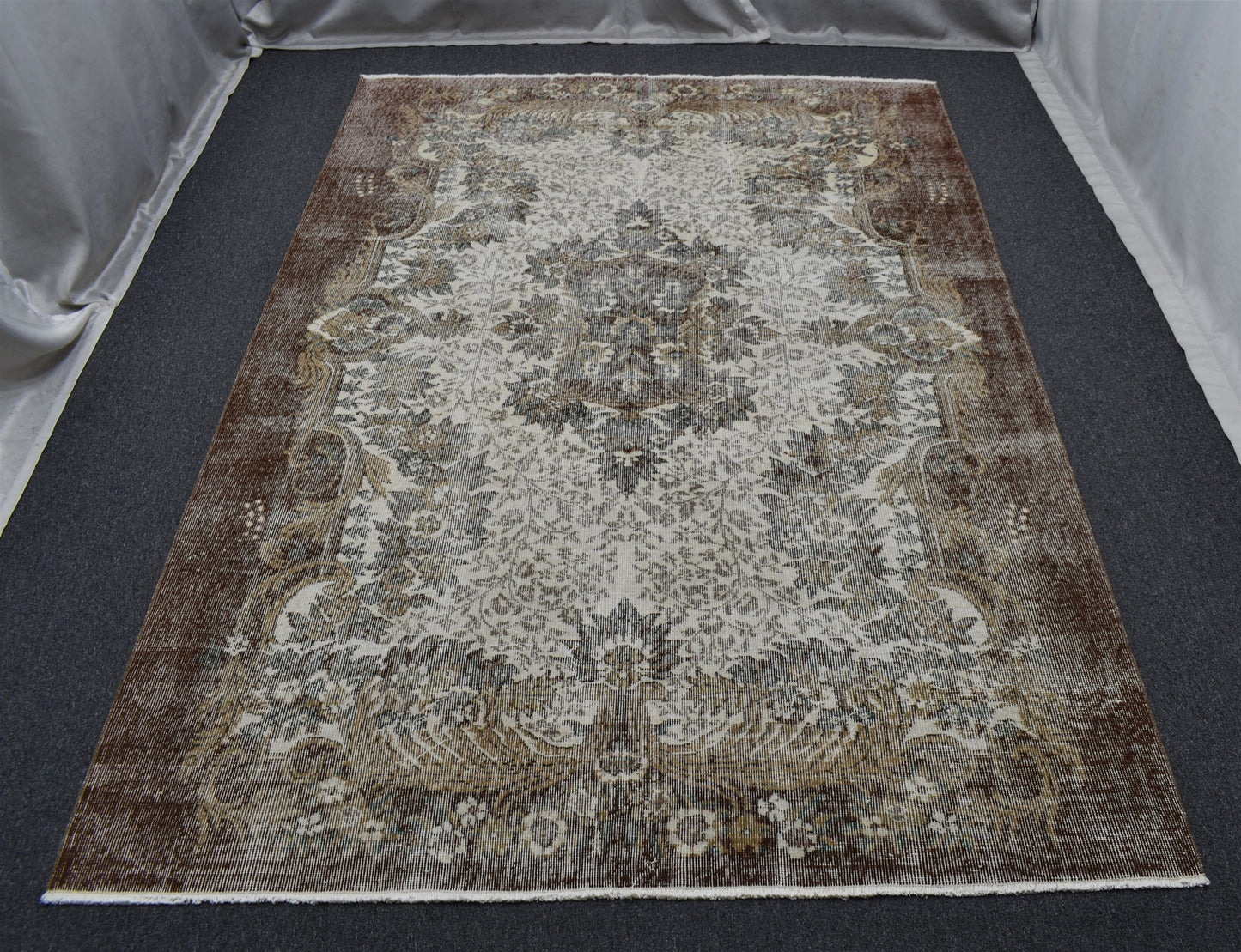 Vintage El Dokuma Dekoratif Benzersiz Göbekli Çiçekli 5m2 Yün Halı 5672