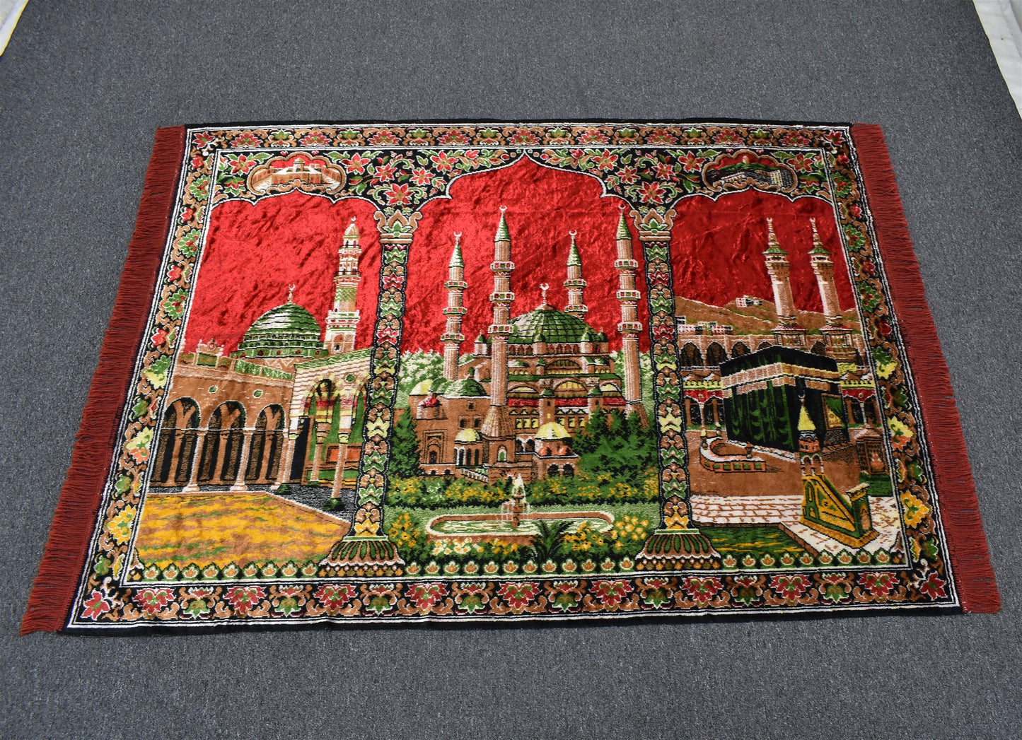 Yeni Kırmızı Farklı Manzara Kutsal Belde Tasvirli Camili Duvar Halısı 5703