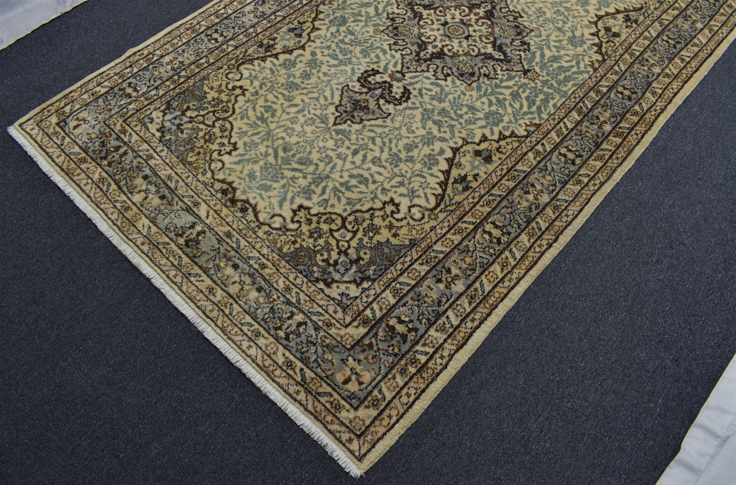 El Dokuması Farklı Kompozisyon Göbekli Pastel Uşak Yün Halı 5751