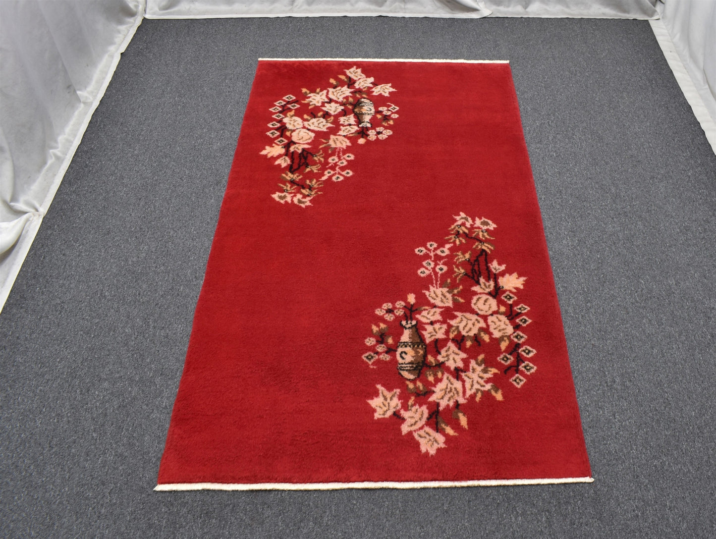 Yeni El Dokuma Nadir Tek Renk Kırmızı Burdur Çiçekli Vazolu Yün Halı 5873