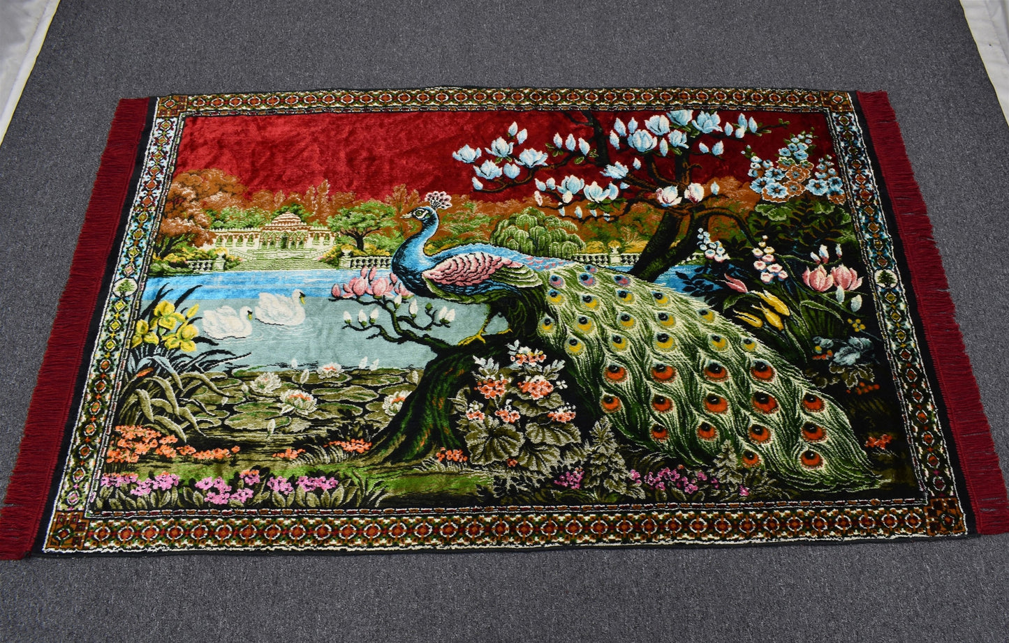 Yeni Şaheser Malikane Tasvirli Tavus Kuşlu Sülünlü Temalı Kırmızı Duvar Halısı 5915