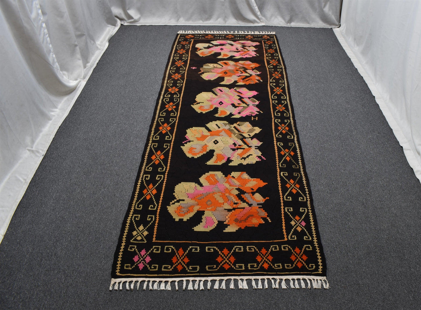 El Dokuma Gösterişli Güllü Çiçekli Kirmen Karabağ Yolluk Yün Kilim 6378