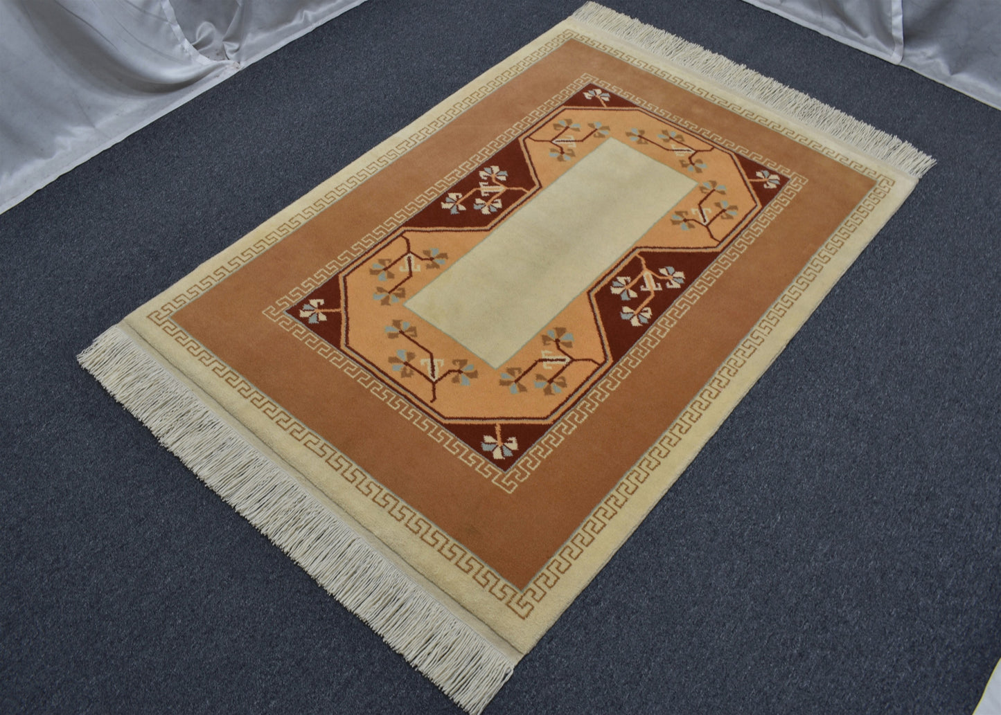 Yeni El Dokuma Modern Bej Sade Milas Yün Halı 6991