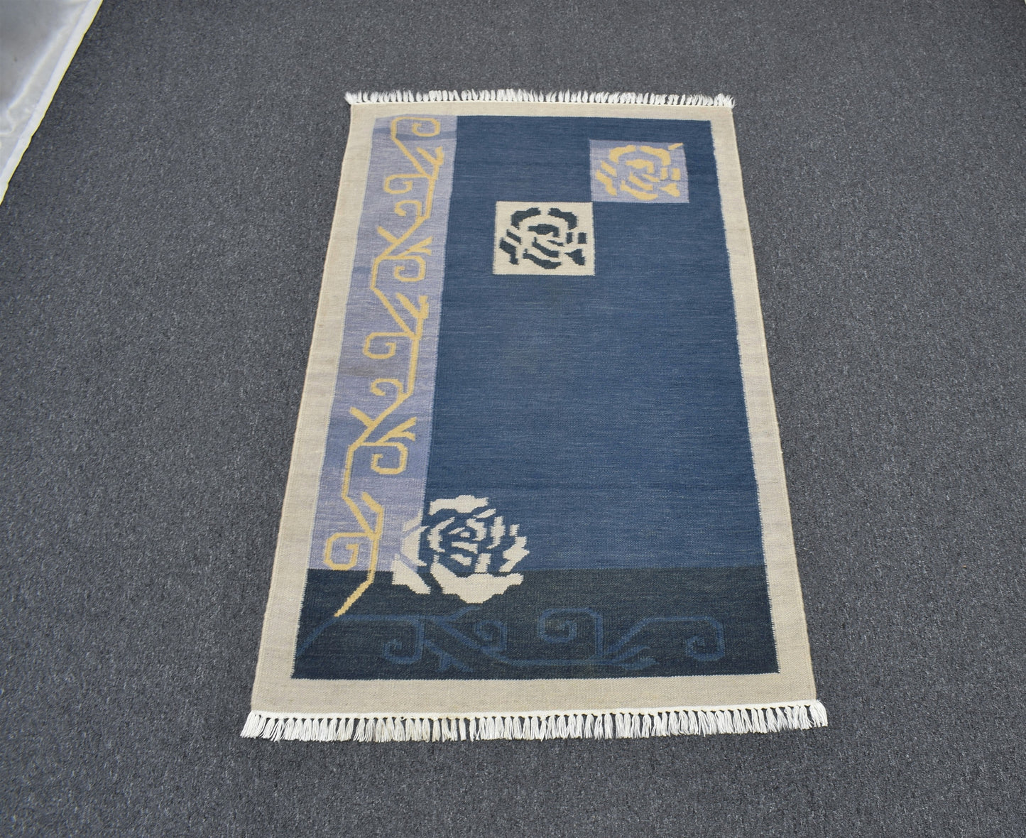Yeni El Dokuma Nadir Modern Güllü Çiçekli Yün Kilim 7040