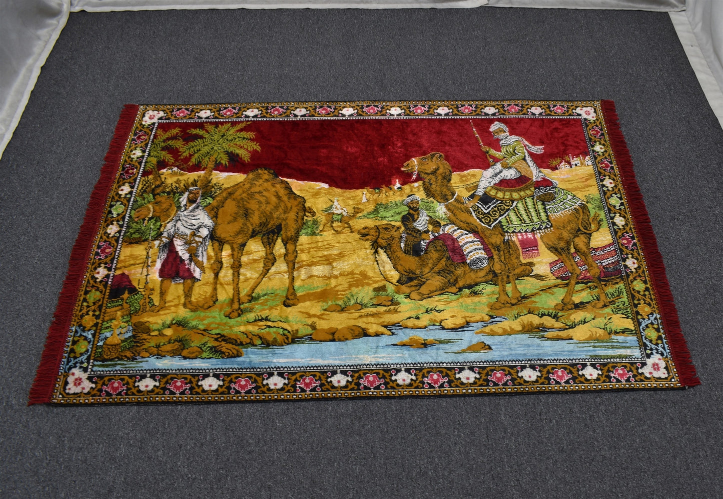 Yeni Şaheser Sahra Tasvirli Deve Temalı Duvar Halısı 5879