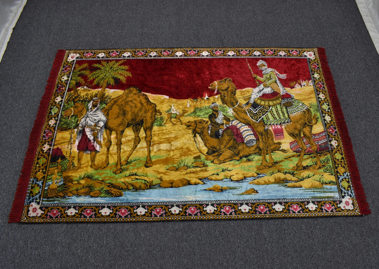 Yeni Şaheser Sahra Tasvirli Deve Temalı Duvar Halısı 5879
