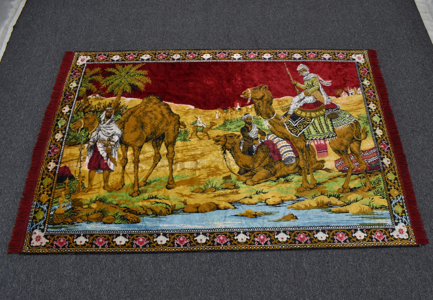 Yeni Şaheser Sahra Tasvirli Deve Temalı Duvar Halısı 5879