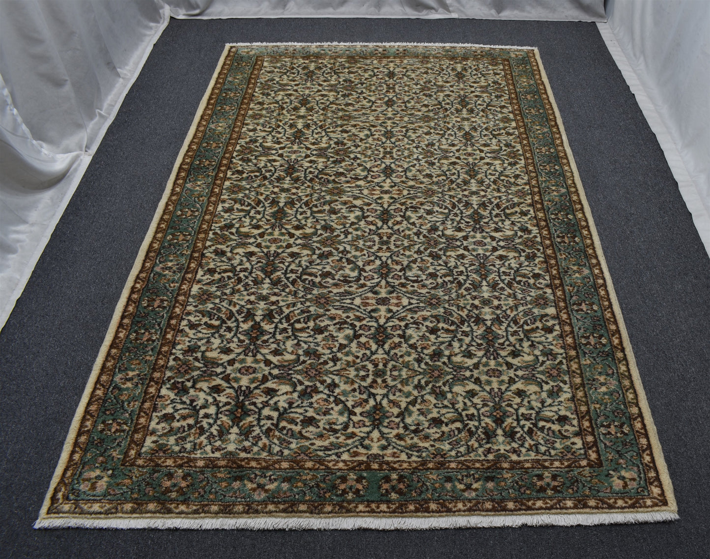 El Dokuma 5m2 Otantik Nadide Çiçekli Krem Bej Foça Yün Halı 6922