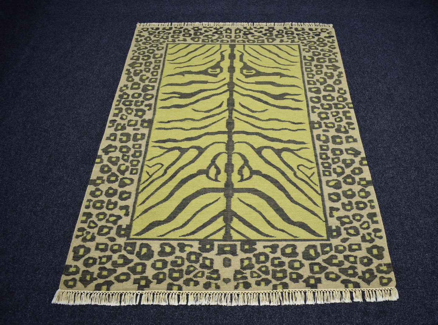 Yeni El Dokuma Modern Naif Leopar Tasarım Yün Kilim 7450