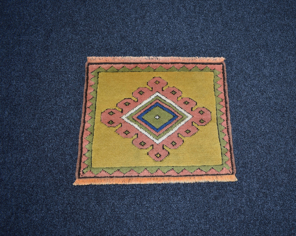 El Dokuma Benzersiz Kabartmalı Kare Köşe Kars Yörük Yün Halı 7648